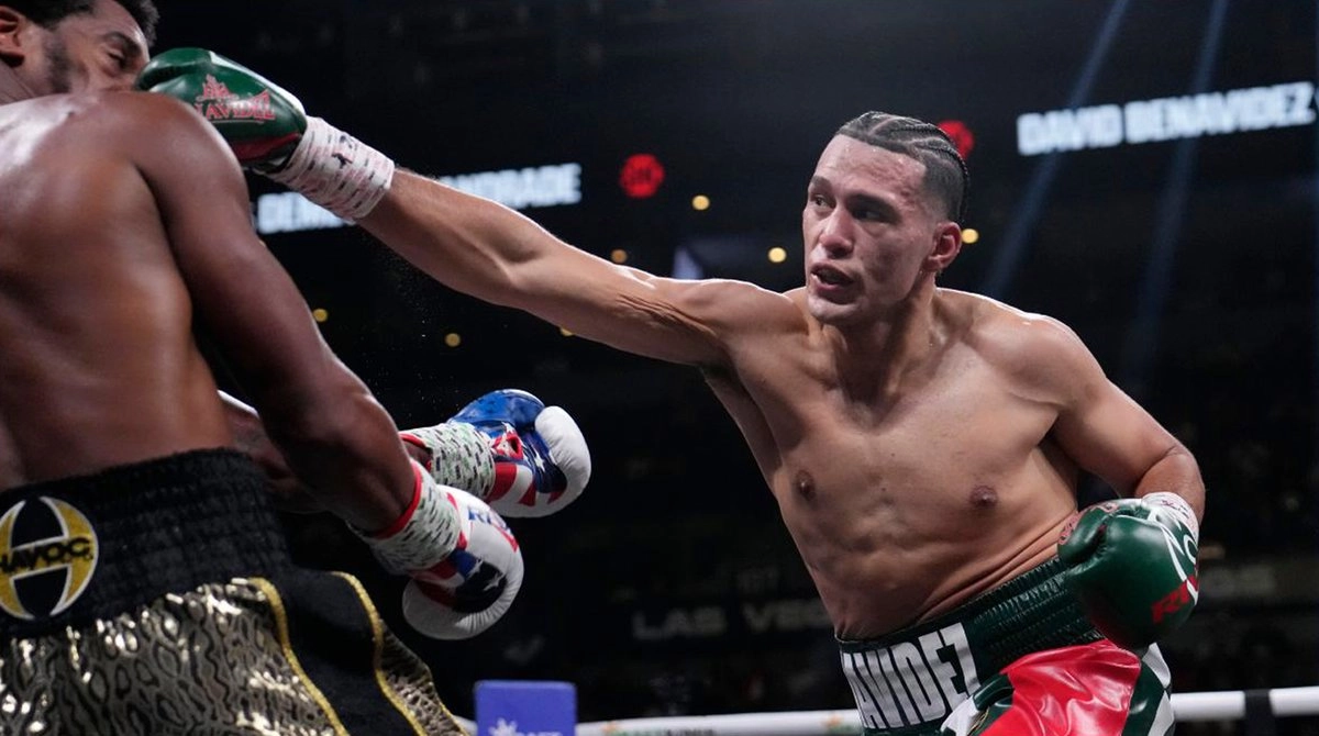 El reciente triunfo del mexicoestadunidense David Benavidez ante el británico Anthony Yarde, en Emiratos Árabes, le dio reflectores internacionales. Foto 