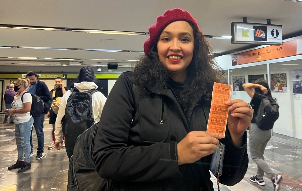 Pocos usuarios compraron las tiras conmemorativas que llevan el logo del Metro diseñado por Lance Wyman. Algunos pasajeros comentaron: “los adquirí para coleccionarlos, ya que a nuestros hijos o nietos ya no les tocará utilizarlos”. 2Tener uno de esos boletitos será histórico en unos años y podrás contar que con esos papelitos podías viajar por cinco pesos de un lado a otro de la ciudad”. Febrero será el último mes de vigencia y después sólo se aceptará la tarjeta multimodal. Foto María Luisa Severiano 