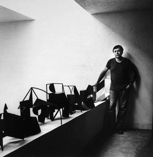 El escultor y autor del libro ‘El espacio múltiple’, captado en su estudio en 1984. Foto Rogelio Cuéllar