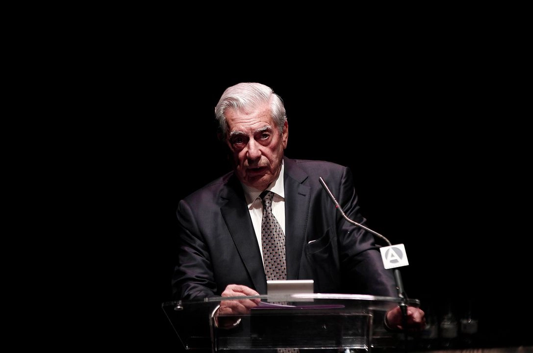 El escritor peruano Mario Vargas Llosa, premio Nobel de Literatura en 2010, falleció el domingo a los 89 años en Lima, informó su familia en un comunicado. Foto