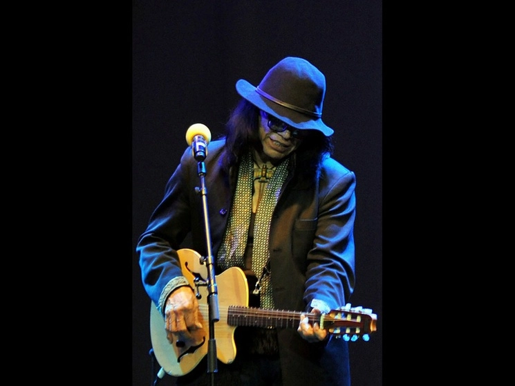 El compositor estadunidense de origen mexicano falleció ayer a los 81 años. Tras dos discos que no tuvieron éxito, lo resucitó el cineasta sueco Malik Bendjelloul con el documental ‘Searching for Sugar Man’. Además de albañil, se graduó de filósofo y antropólogo, y escribió poesía a mares. Foto Ap