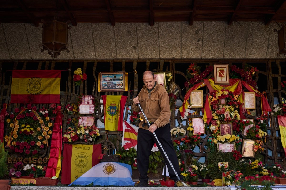 A pesar de la evidente brutalidad de ese credo, la derecha lo mantiene vivo y es su ejemplo de todo lo  bueno que según ellos disfrutó el pueblo durante aquel horror. Foto