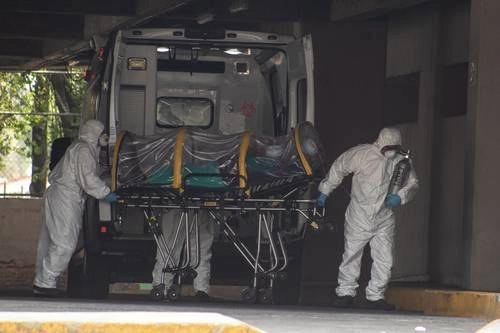 Un paciente con Covid-19 es ingresado al hospital Belisario Domínguez. El gobierno local señaló que de las 32 unidades hospitalarias en la capital cuatro son para atender pacientes con esta enfermedad. Foto Cuartoscuro