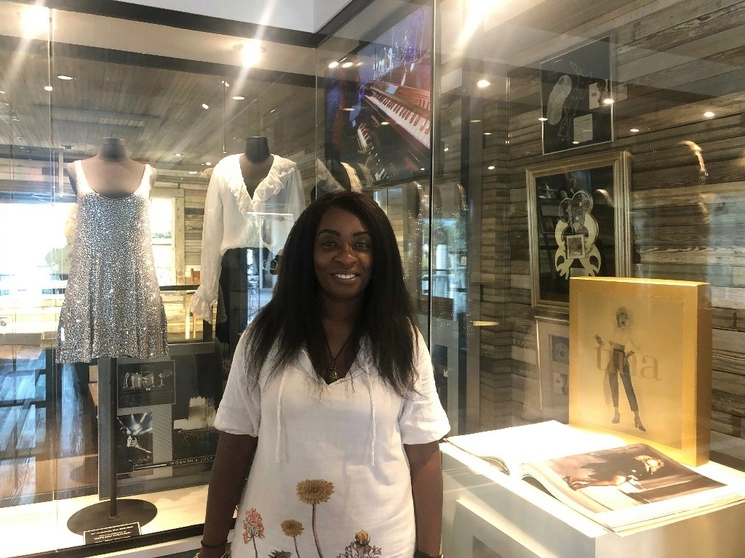 Admiradores de Tina Turner hacen presencia en el museo de la cantante, en el Flagg Grove en el West Tennessee Delta Heritage Center en Brownsville, el 24 de mayo de 2023. Foto Ap