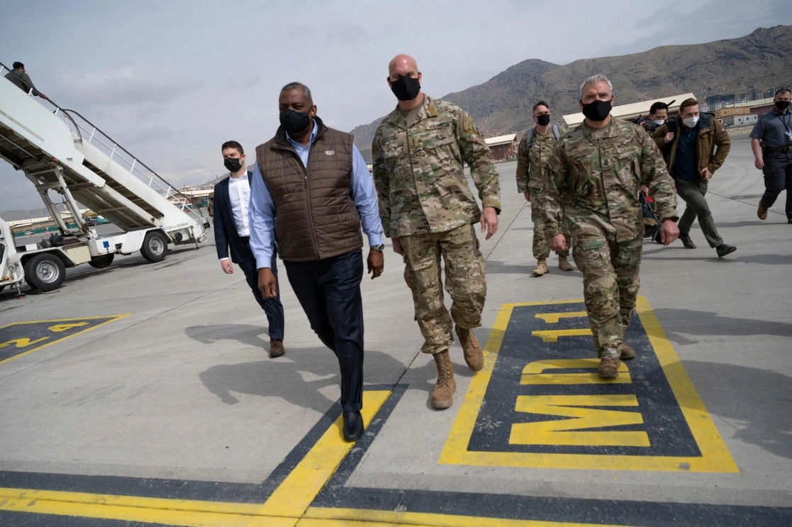 El secretario de la Defensa estadunidense, Lloyd J. Austin III, junto con el comandante del equipo de transición en Afganistán, a su llegada a Kabul, el 23 de marzo de 2021. Foto Afp 