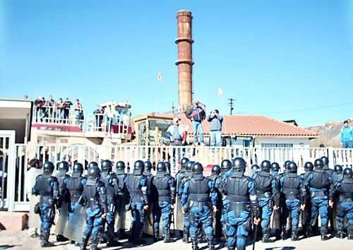 En agosto de 2007, policías federales y estatales se enfrentaron con trabajadores que custodiaban los accesos a la minera Cananea, luego que la Junta de Conciliación y Arbitraje declaró inexistente la huelga iniciada el 30 de julio de ese año. Foto 'La Jornada'