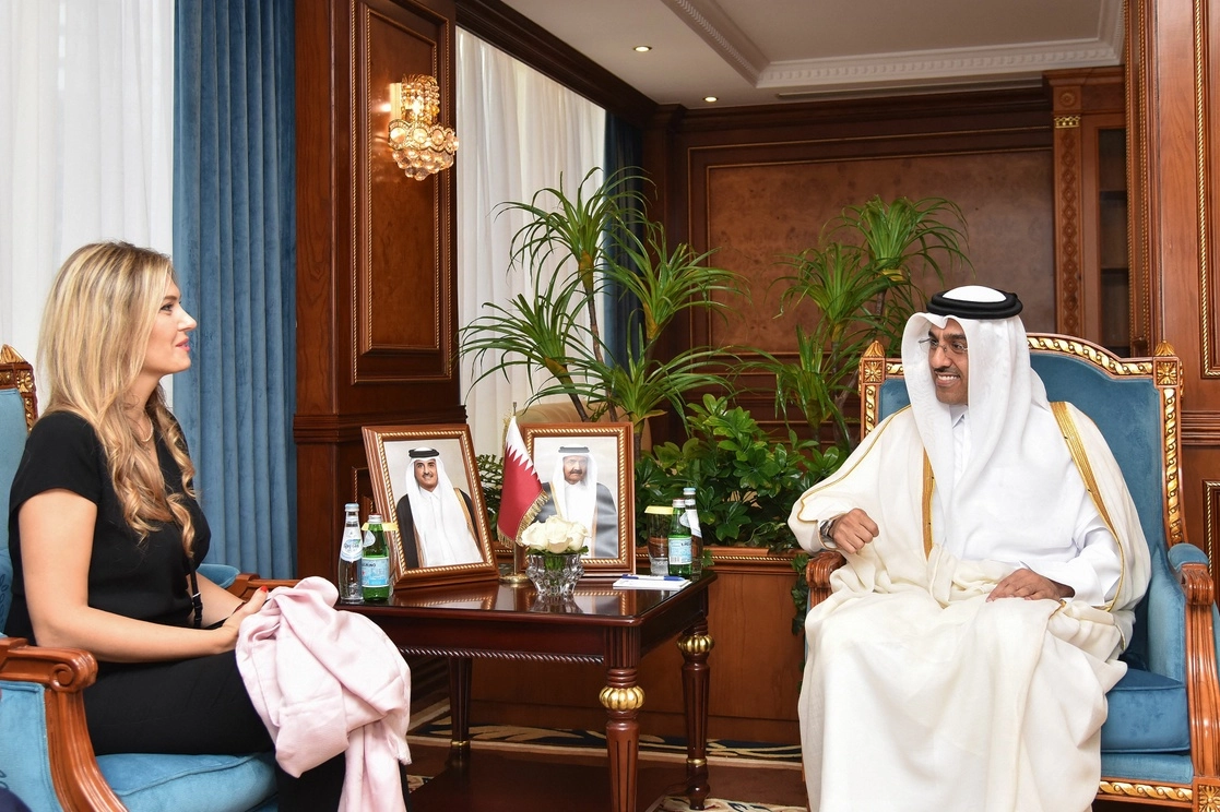 El ministerio del Trabajo de Qatar, Ali bin Samikh al-Marri y la entonces vicepresidenta del Parlamento Europeo, Eva Kaili, en Doha, en imagen del 31 de octubre pasado. Foto Afp 