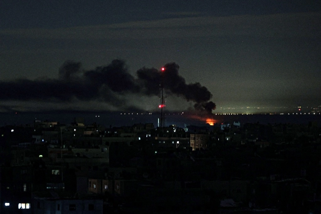 Bombardeo israelí sobre Jan Yunis, en el sur de la franja de Gaza, el 21 de enero de 2024. Foto Afp