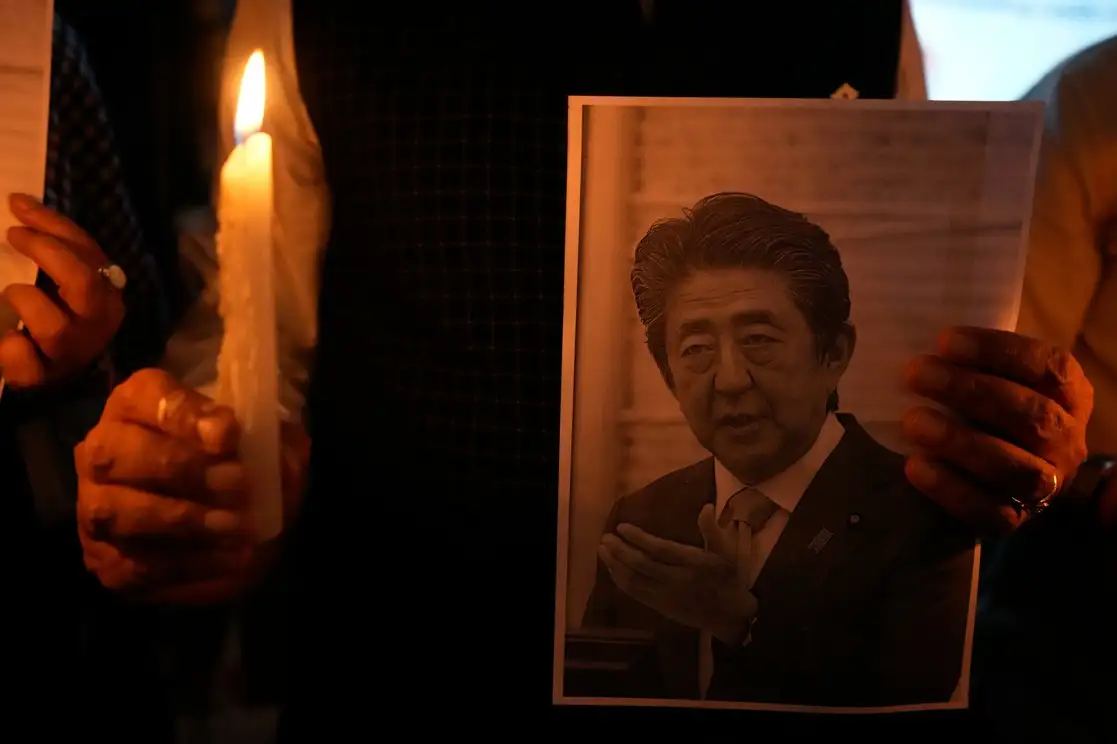 La imagen del ex primer ministro de Japón, Shinzo Abe, durante una reunión de oración  en el Centro de Estudios e Información de Japón en Ahmedabad, India, el sábado 9 de julio de 2022. Foto Ap
