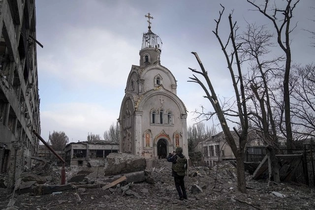 Restos de una iglesia alcanzada por bombardeos rusos en Mariúpol, Ucrania. Foto Ap