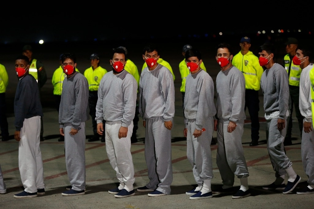 Migrantes venezolanos deportados desde EU llegan al Aeropuerto Internacional Simón Bolívar en Maiquetía, Venezuela, el 20 de febrero de 2025. Foto Ap 