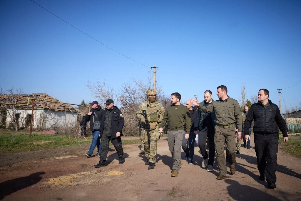 El presidente ucranio, Volodymir Zelensky, camina durante su visita a la región meridional de Jersón, durante la invasión rusa, el 23 de marzo de 2023. Foto Presidencia de Ucrania vía Afp 