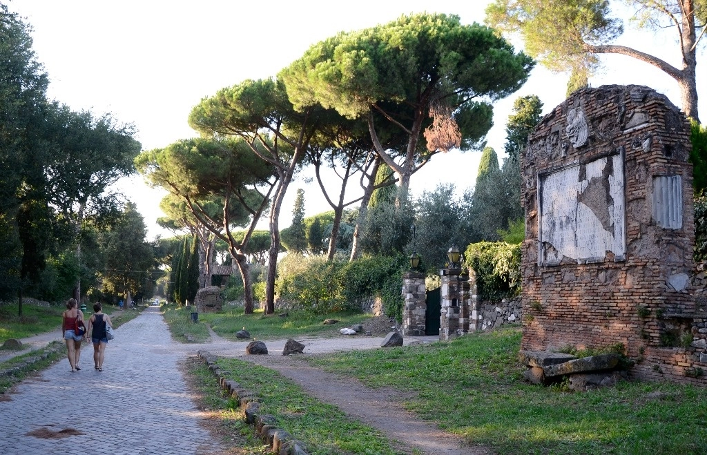 La gente camina junto a las ruinas de la Appia Antica, la antigua Vía Apia romana, en Roma, el 7 de septiembre de 2013. Foto Ap