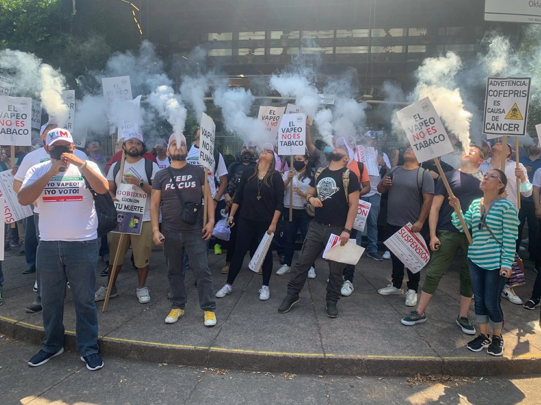 Personas vapean durante una protesta en imagen de archivo. Foto Pablo Ramos