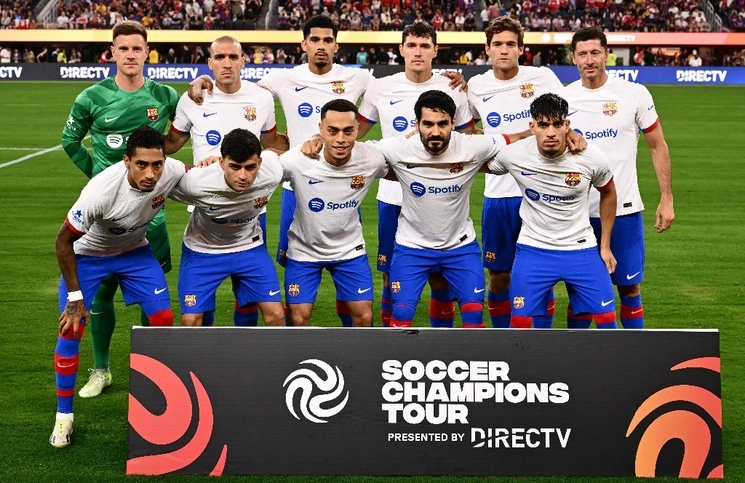 El club Barcelona realiza una gira de pretemporada en EU. La imagen, previo a su partido ante el Arsenal en el estadio Sofi en Inglewood, California, el 26 de julio de 2023. Foto Afp  