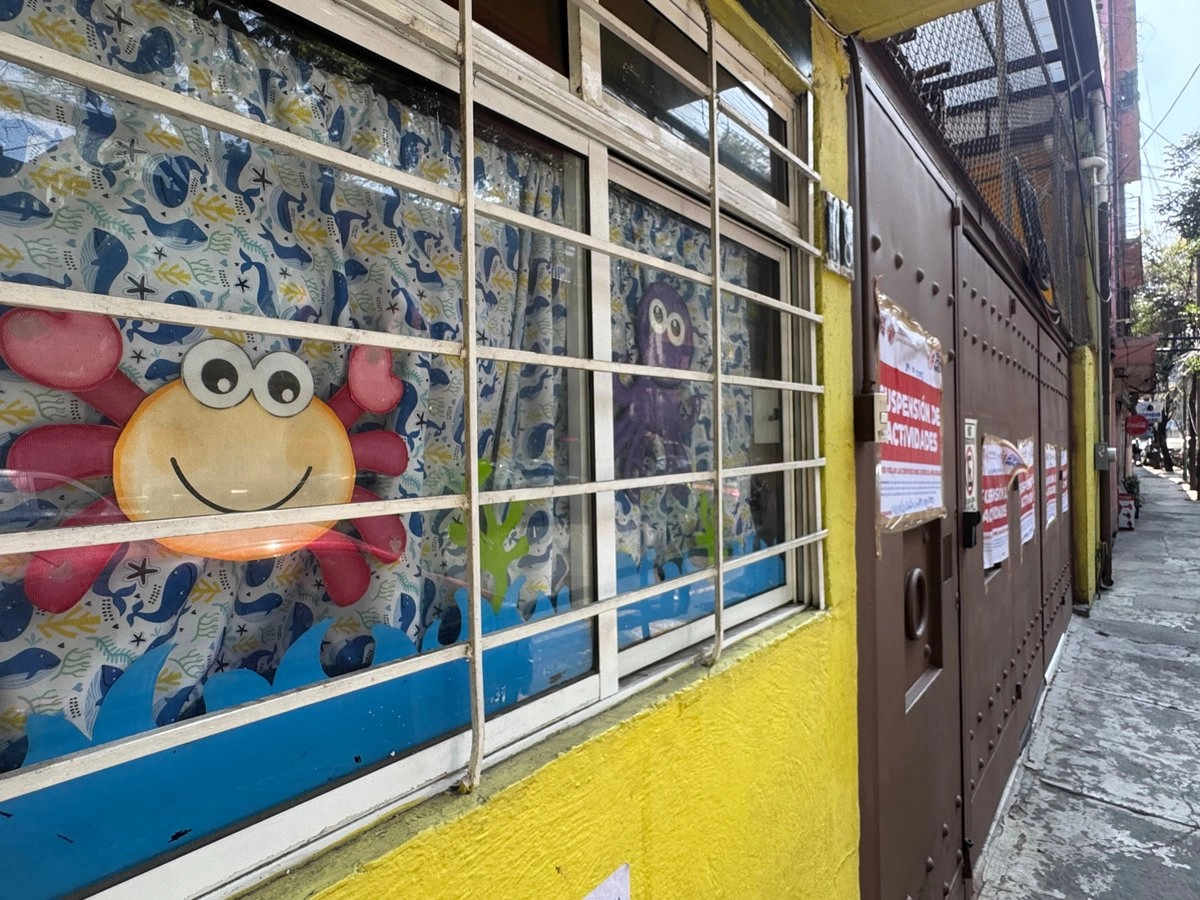 El exterior del albergue Casa de las Mercedes, ahora con sellos de suspensión de actividades, donde el miércoles pasado fueron rescatadas 80 menores de edad tras una serie de irregularidades y denuncias por violación y presunta trata.