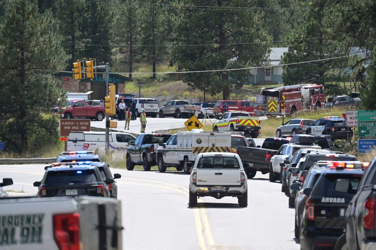Las fuerzas del orden y el personal de emergencias responden a un tiroteo en la escuela secundaria Evergreen en Colorado, el miércoles 10 de septiembre de 2025. Foto