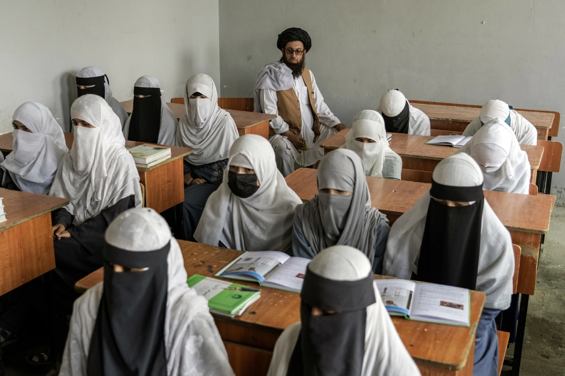 Jóvenes afganas podrán tomar sus exámenes de graduación de la escuela secundaria esta semana, a pesar de que se les ha prohibido la entrada a las aulas desde que los talibanes tomaron el control del país el año pasado. En la imagen, estudiantes asisten a un centro educativo religioso, que permaneció abierto desde el cambio de régimen, en Kabul, Afganistán, el 11 de agosto de 2022. Foto Ap