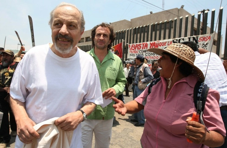 Adolfo Gilly visitó a los presos de San Salvador Atenco en el penal de Molino de Flores, en el estado de México, el 29 de mayo de 2009. En la imagen, con el actor Daniel Giménez Cacho. Foto Francisco Olvera 