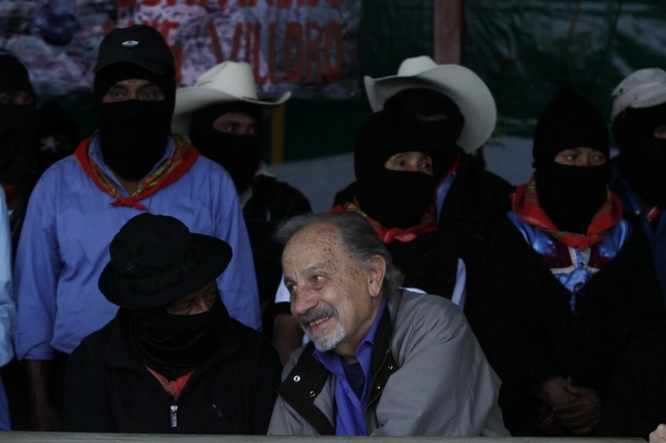 Nunca dejó de participar y debatir en los diálogos con el EZLN, construyendo un pensamiento crítico en torno a esta y otras rebeliones indígenas. En la imagen, durante un homenaje a Eduardo Galeano y Luis Villoro en el ‘caracol’ de Oventic, Chiapas, en 2015. Foto Víctor Camacho