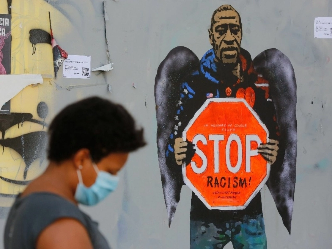 Graffiti del artista urbano Salvatore Benintende, también conocido como “TVBOY”, trazado sobre la cortina de un establecimiento, en Barcelona. Foto Afp / Archivo 