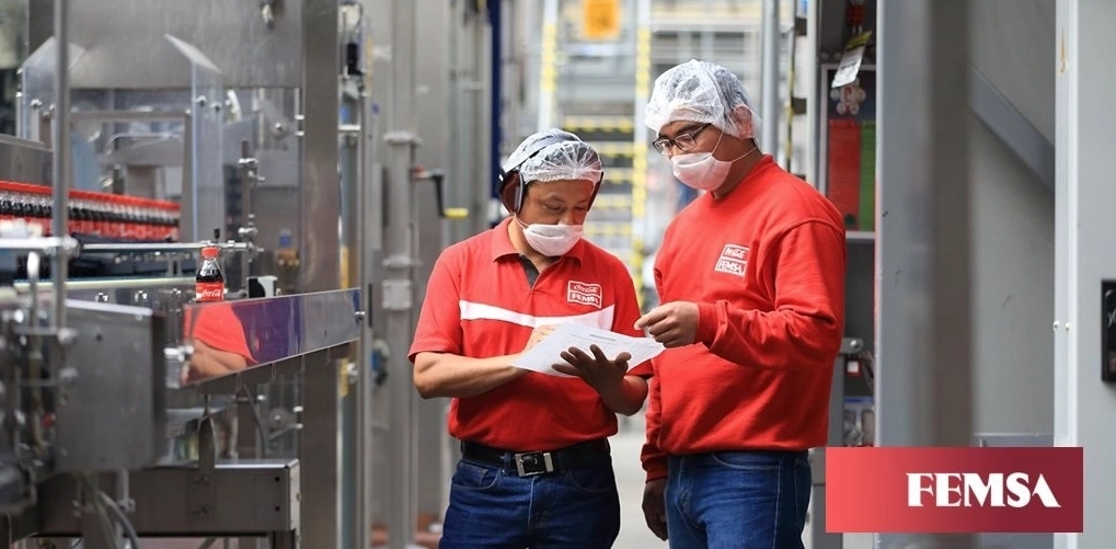 Trabajadores en una fábrica de Coca-cola de Femsa. Foto Europa Press/ Archivo
