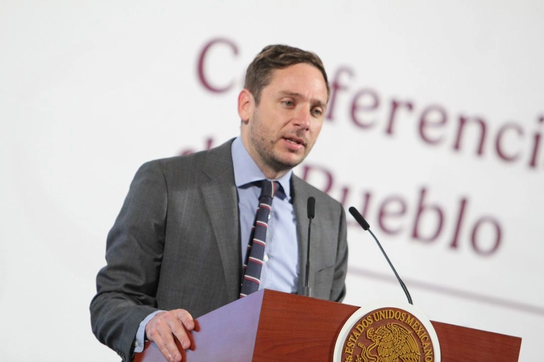 Eduardo Clark, subsecretario de Integración y Desarrollo del Sector Salud, informó que se han adquirido 2 mil 788 insumos para la salud, equivalentes a 4.7 mil millones de piezas, con un costo de 248 mil millones de pesos. 