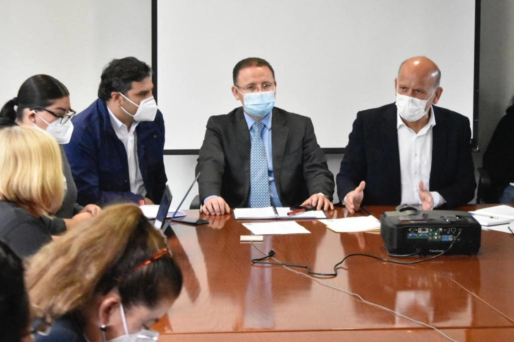 Juan Antonio Ferrer, titular del Insabi (c) durante la reunión con padres de menores con cáncer. Foto Cortesía Ssa