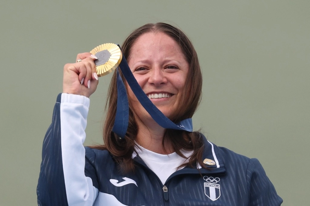 La guatemalteca Adriana Ruano se colgó la medalla aurea en tiro, modalidad de foso olímpico, en París 2024. Foto Afp