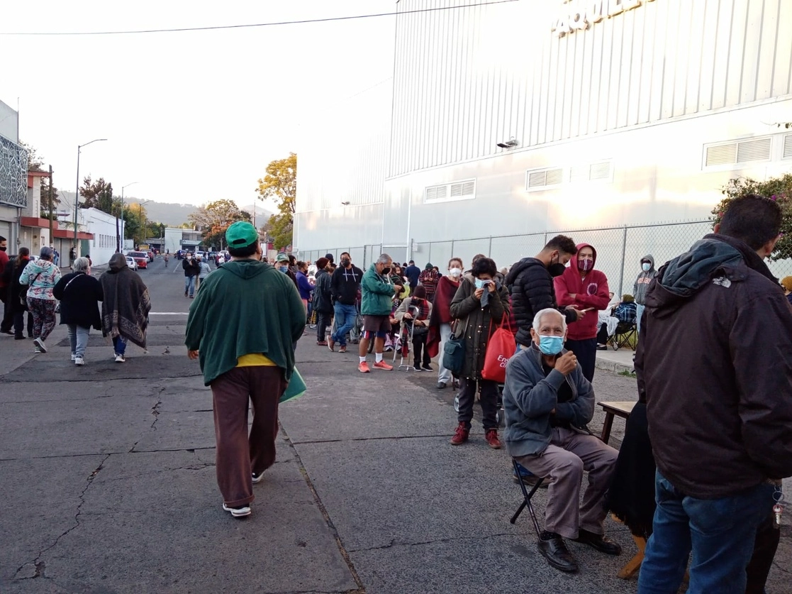 Fila de adultos mayores para acceder al centro de vacunación en el deportivo Venustiano Carranza, en Michoacán, el 10 de diciembre de 2021. Foto Ernesto Martínez Elorriaga
