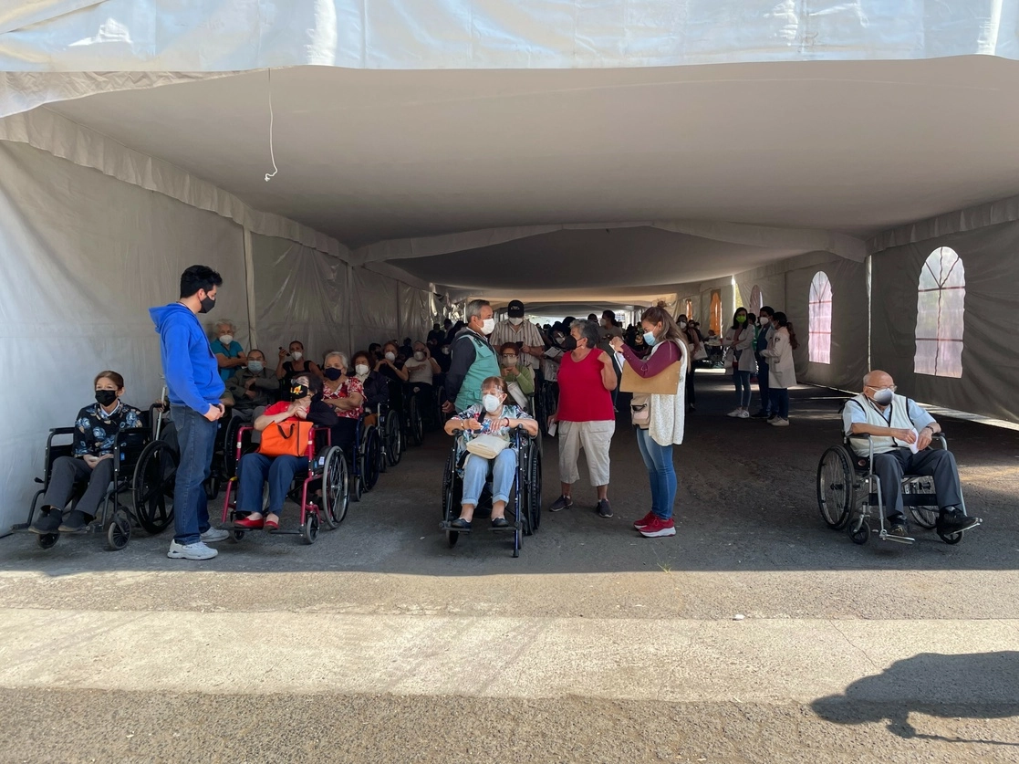 Decenas de adultos mayores de Coyoacán acudieron desde temprana hora a las instalaciones de la UAM Xochimilco para recibir la segunda dosis de su vacuna Pfizer contra el Covid-19. Foto Laura Gómez Flores
