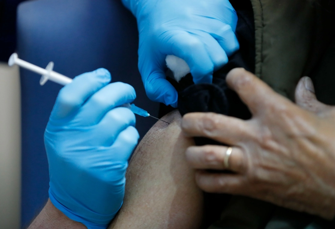 Una enfermera administra la vacuna Pfizer-BioNTech contra el covid-19 en el Guy's Hospital de Londres. Foto Ap / Archivo