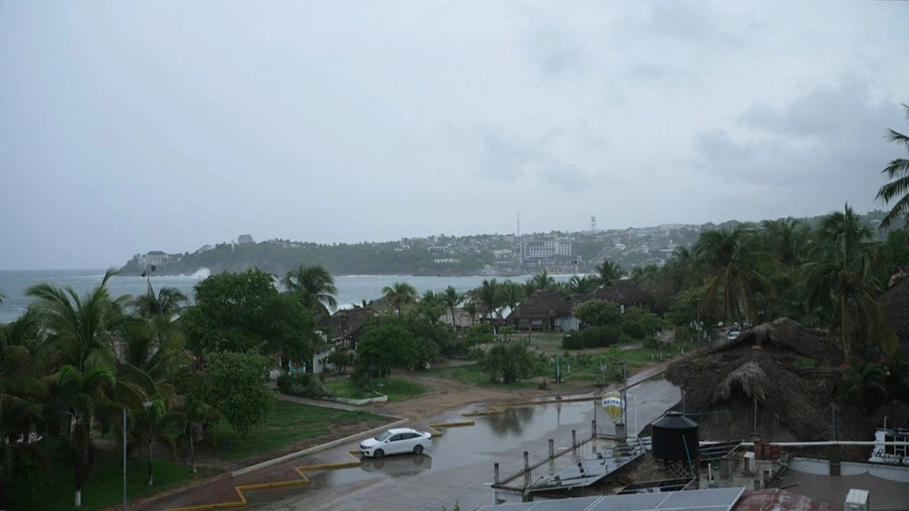Reportes indican que el aeropuerto capitalino registra hoy la cancelación de otros tres vuelos procedentes o con destino a las Bahías de Huatulco y Puerto Escondido. La imagen, de esta última ciudad, el 18 de junio de 2025. Foto AFPTV / 