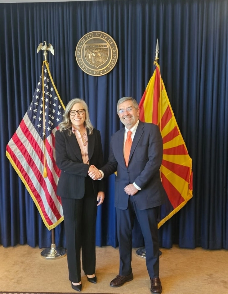 El canciller Juan Ramón de la Fuente junto con la gobernadora de Arizona, Katie Hobbs. Foto SRE 