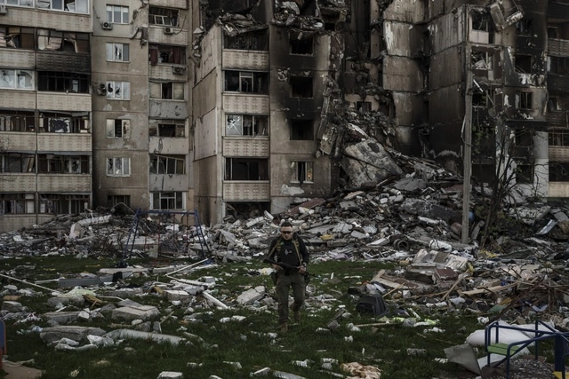 Edificio siniestrado tras un bombardeo en la ciudad de Kharkiv, Ucrania. Foto Ap