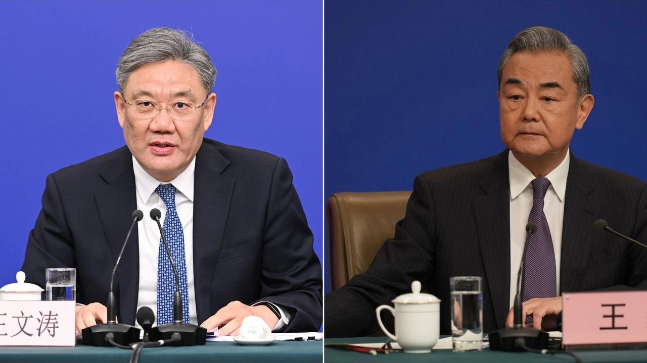 El ministro de Comercio, Wang Wentao (izquierda) y el ministro de Asuntos Exteriores de China, Wang Yi, en conferencia sobre la Asamblea Popular Nacional, en Pekín. Foto 