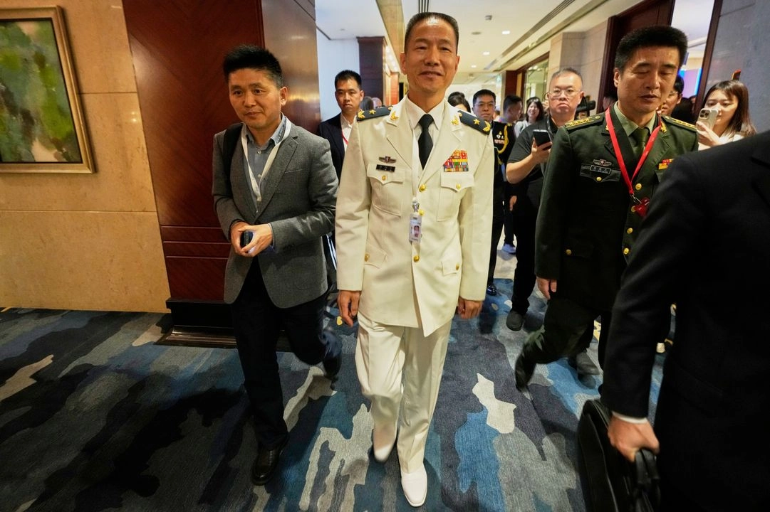 El mayor general Hu Gangfeng, vicepresidente de la Universidad de Defensa Nacional del Ejército Popular de Liberación de China, asistió a una mesa redonda durante la 22.ª cumbre del Diálogo de Shangri-La en Singapur, el 31 de mayo de 2025