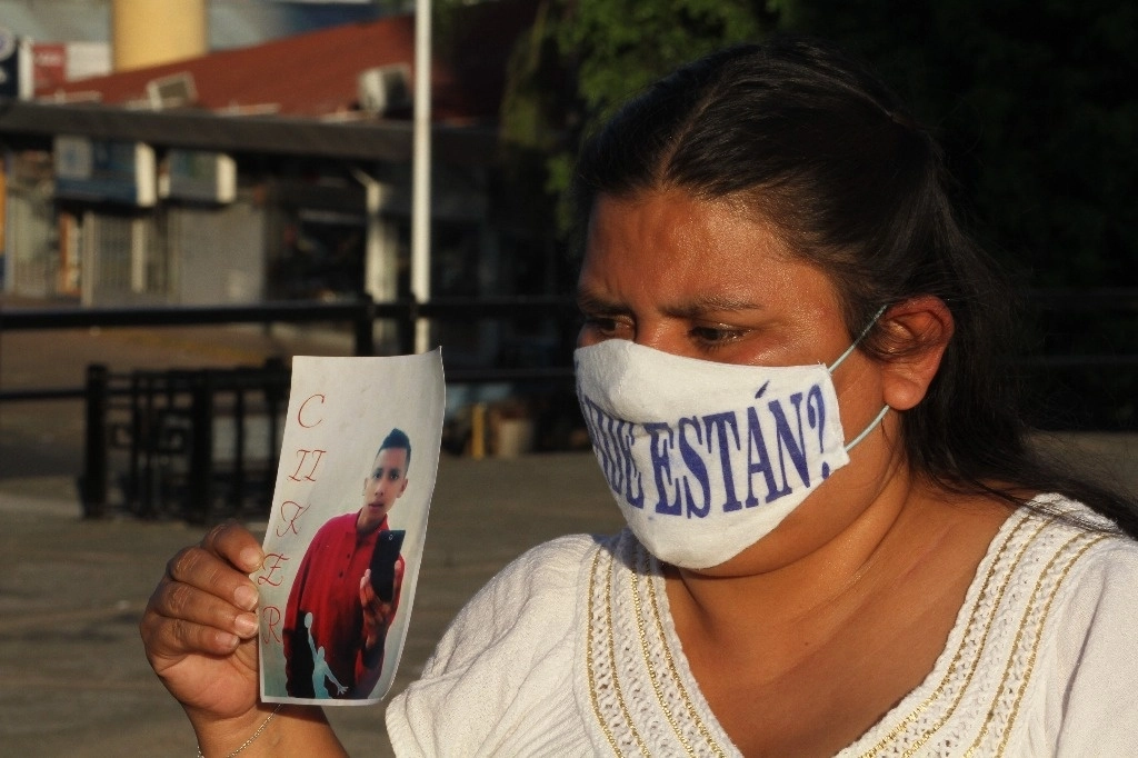 Integrante del colectivo Entre el Cielo y la Tierra, durante una manifestaron en la Glorieta de los Niños Héroes, renombrada De los Desaparecidos, en Guadalajara, Jalisco. Foto Arturo Campos Cedillo / Archivo