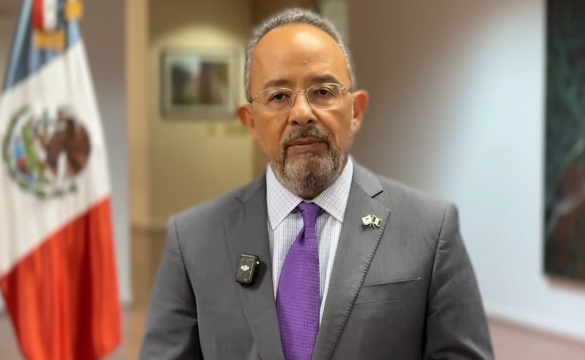 El cónsul general de México en Los Ángeles, Carlos González Gutiérrez alertó a la comunidad migrante a no dejarse engañar con mensajes fraudulentos que ofrecen apoyo económico. Foto