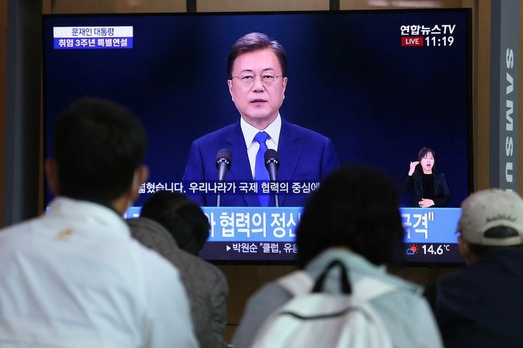 El presidente Moon Jae-in pidió a los ciudadanos que no bajen la guardia en medio de las preocupaciones sobre un nuevo aumento en el brote de coronavirus en el país. Foto Ap