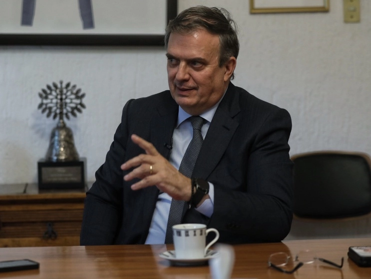 Marcelo Ebrard expresó su preocupación tras el arranque de las encuestas (una nacional y cuatro espejo). Foto Marco Peláez / Archivo