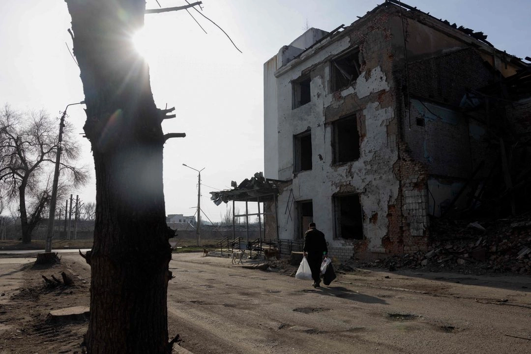 Un hombre camina por la calle cerca de un edificio dañado en Kostyantynivka, región de Donetsk, el 11 de marzo de 2025, en medio de la invasión rusa de Ucrania.