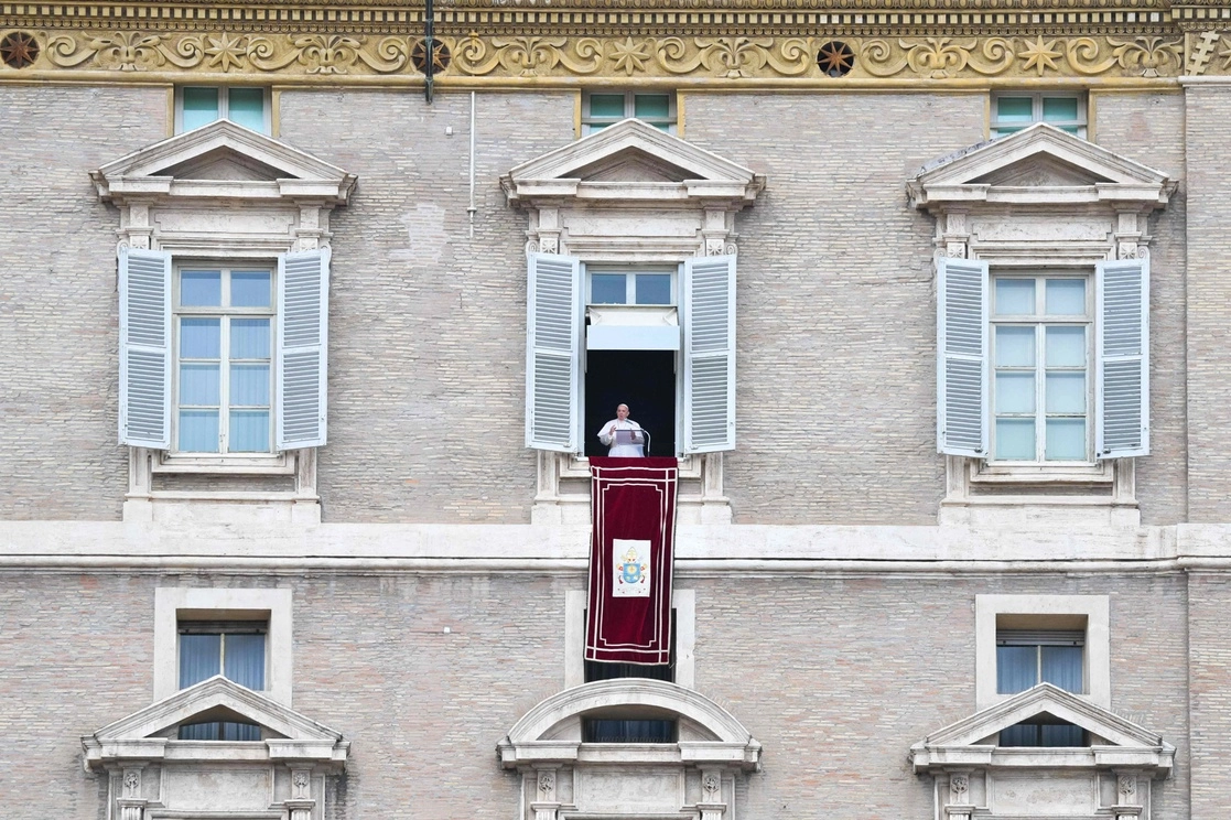 El Papa Francisco habla desde la ventana del palacio apostólico con vista a la Plaza de San Pedro, durante la oración semanal del Ángelus seguida de la recitación del Regina Coeli el 16 de mayo de 2021 en el Vaticano. Foto Afp
