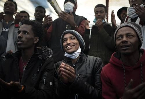 En imagen de archivo, migrantes rezan a su llegada a la costa de Italia a bordo de un barco de la organización no guber-namental (ONG) española Open Arms. Foto Ap
