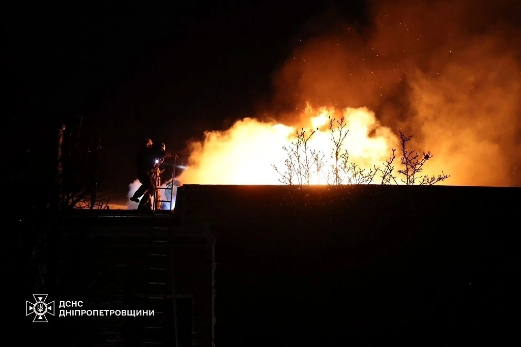 Rescatistas combaten un incendio causado por el impacto de misiles rusos en Dnipro, Ucrania, el 21 de noviembre de 2024. Foto Servicio de Emergencia de Ucrania vía AP