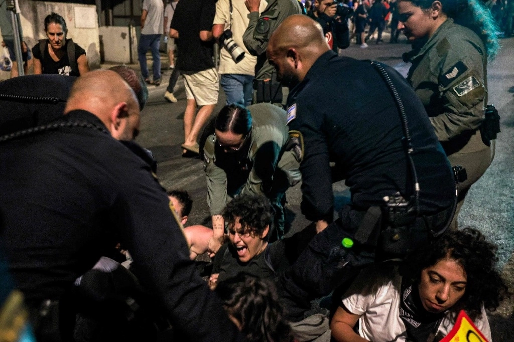 La policía y las fuerzas de seguridad israelíes dispersan a los manifestantes antigubernamentales que se reunían cerca de la residencia del Primer Ministro israelí en Jerusalén durante una protesta que pedía medidas para liberar a los rehenes mantenidos cautivos desde los ataques del 7 de octubre por militantes palestinos en la Franja de Gaza y para lograr un acuerdo para liberarlos, el 2 de septiembre de 2024. Foto Afp