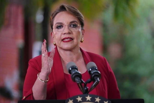 La presidenta de Honduras, Xiomara Castro advirtió que retirará las bases militares de EU, si Trump cumple amenaza de deportaciones masivas. Foto Afp