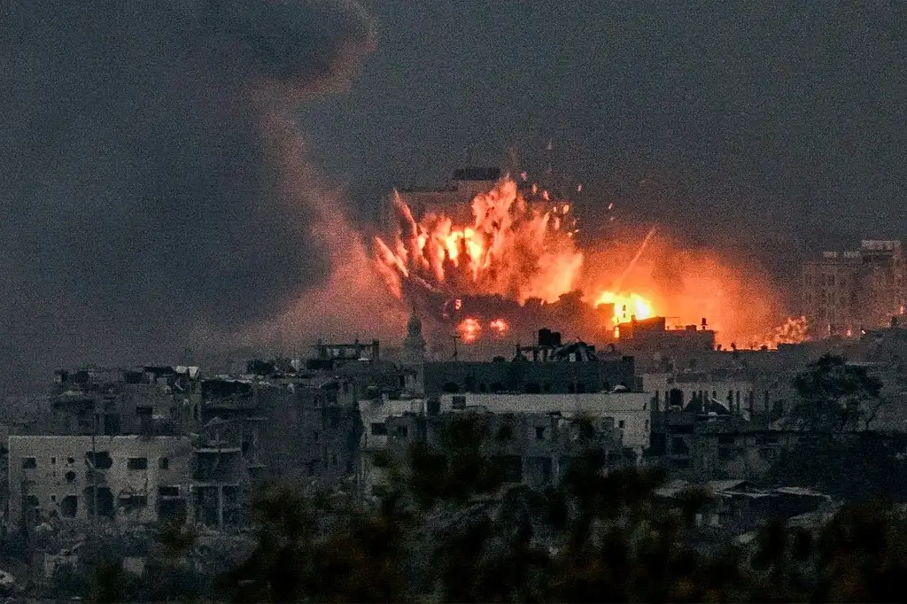 Los bombardeos sobre el norte de Gaza continuaron este sábado, mientras miles de palestinos buscaban la forma de dejar una ciudad sitiada, sin comida, agua, combustible ni luz. Foto Afp




