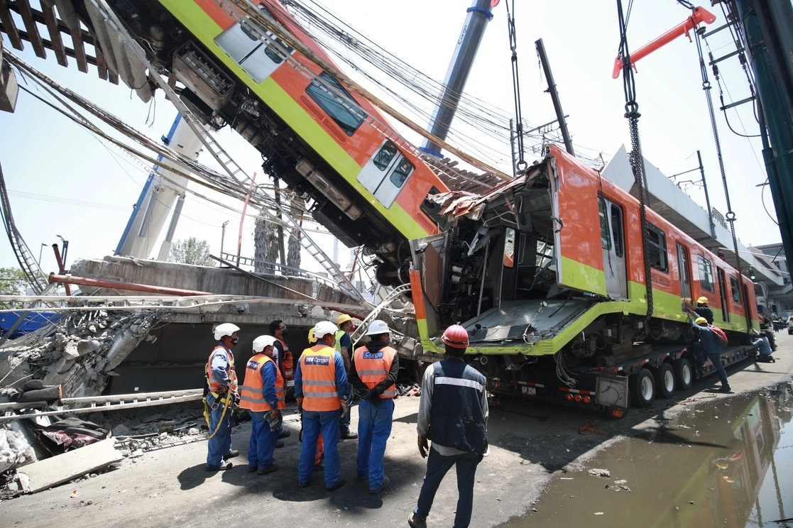 Vagones desplomados en la línea 12 del Metro en la interestación Tezonco-Olivos. Foto Luis Castillo / Archivo