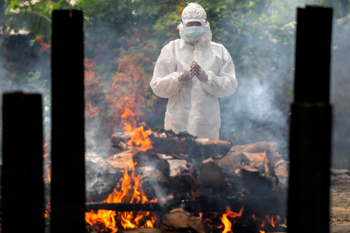 India superó ayer la cifra de 300 mil muertos a causa de la emergencia sanitaria. Foto Ap